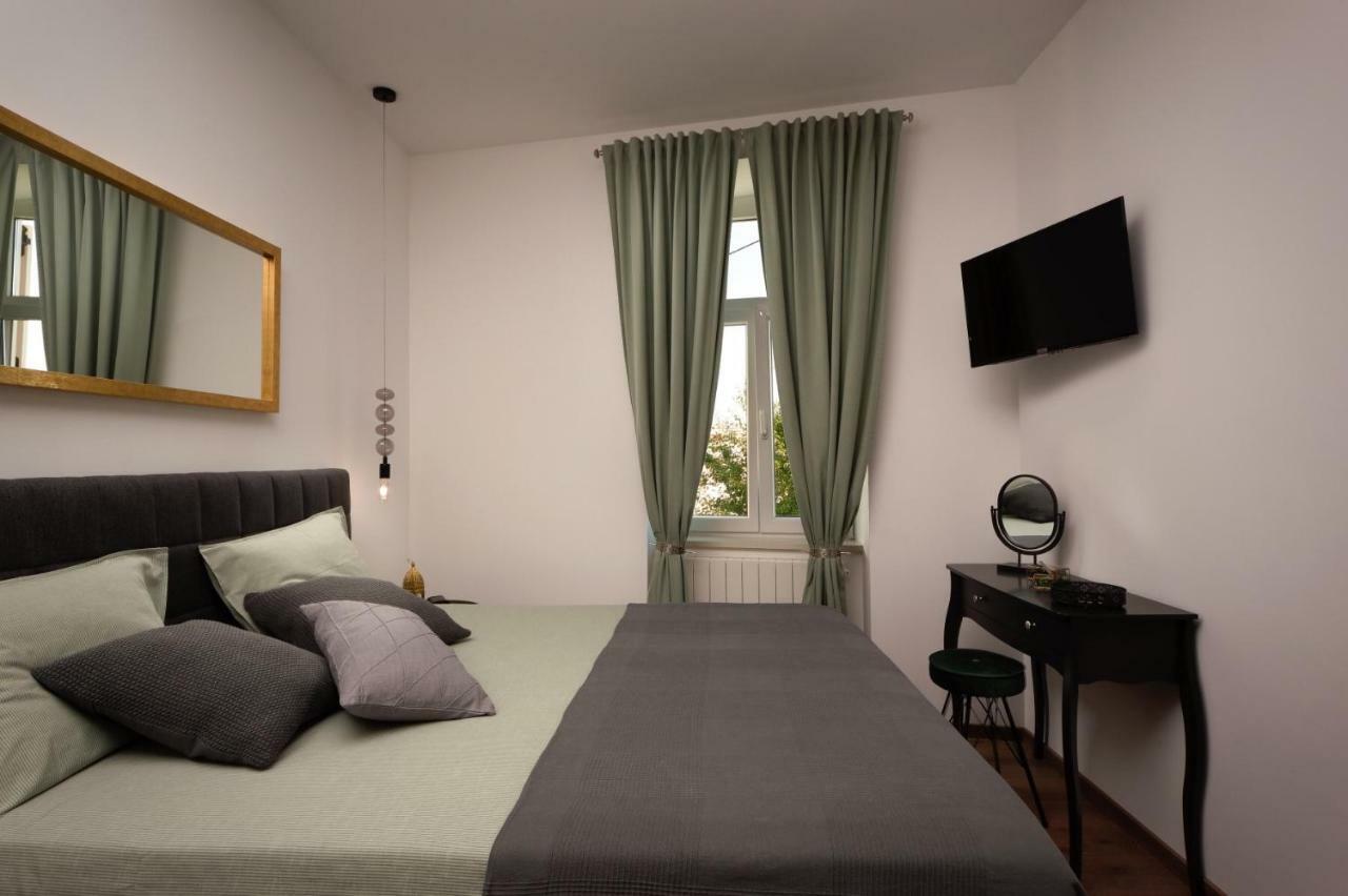 Apartment Altana With Free Parking พูลา ภายนอก รูปภาพ